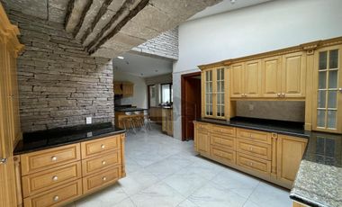 Residencia con alberca y vista al campo de tiro en Metepec