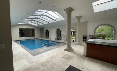 Residencia con alberca y vista al campo de tiro en Metepec
