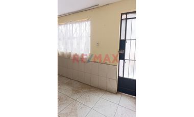 Casa Ventanilla De Dos Pisos