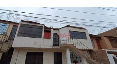 Casa Ventanilla De Dos Pisos