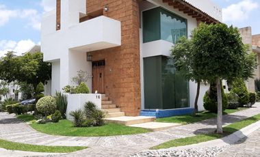 Venta Casa en Esquina estilo Mexicano Contemporáneo Parque Terranova Lomas  II
