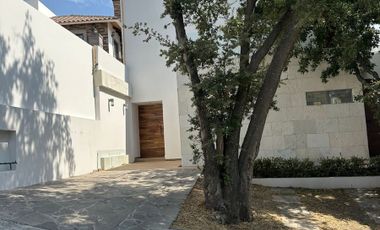 Renta casa minimalista en conjunto Condado de Sayavedra
