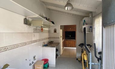 Venta casa 3 ambientes con quincho en Bernal
