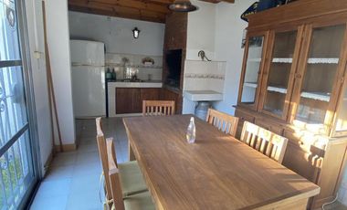 Venta casa 3 ambientes con quincho en Bernal