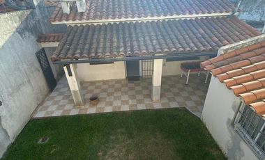 Venta casa 3 ambientes con quincho en Bernal