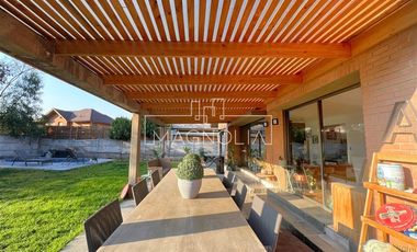 EN VENTA 4D+4B + SERVICIOS, CERCANA A DUNALASTAIR Y LINCOLN