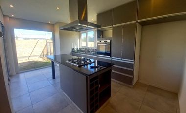 Neuquen. Centenario Venta Casa nueva 2 dormitorios en dos plantas BÂ° Costa Rio
