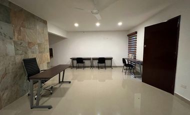 Renta de oficina de 45 m2 con areas comunes en Col. Maya