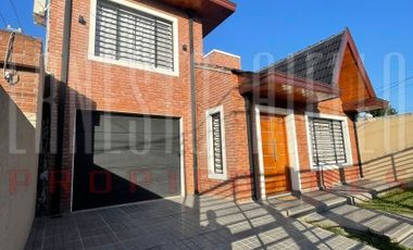 VENTA HERMOSO CHALET 4 AMB CON COCHERA, GALERIA Y FONDO LIBRE.