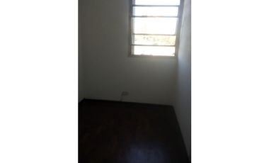B°.Gral.Paz-Dto.4 amb.muy luminosos-Impecable estado-Todo piso Parquet- Amplio Lavadero independiente