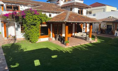 Casa de venta dentro de la mejor Ubicación de Cumbayá, Urbanización Jacarandá