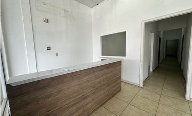 Se Alquila Local Comercial en Plaza Centenario
