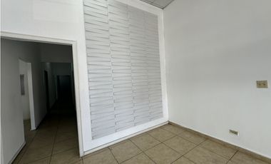 Se Alquila Local Comercial en Plaza Centenario