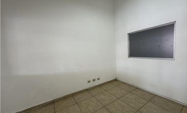 Se Alquila Local Comercial en Plaza Centenario