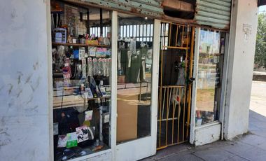 Vendo DOS Dptos. en planta alta y TRES locales en planta baja U$S 80.000 y cuotas. TOTAL: U$S 160.000.