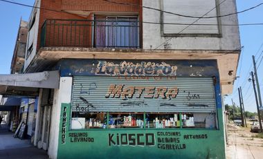 Vendo DOS Dptos. en planta alta y TRES locales en planta baja U$S 80.000 y cuotas. TOTAL: U$S 160.000.