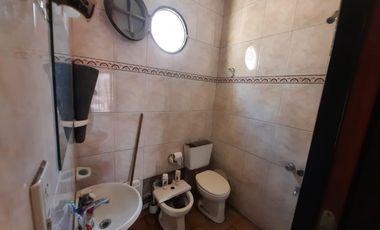 Vendo DOS Dptos. en planta alta y TRES locales en planta baja U$S 80.000 y cuotas. TOTAL: U$S 160.000.