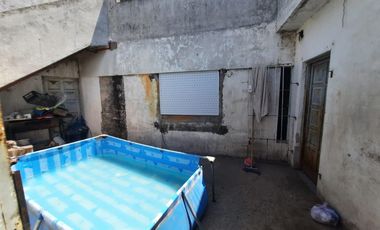 Vendo DOS Dptos. en planta alta y TRES locales en planta baja U$S 80.000 y cuotas. TOTAL: U$S 160.000.