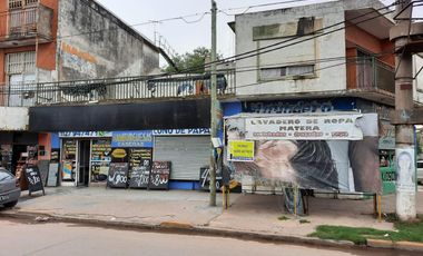 Vendo DOS Dptos. en planta alta y TRES locales en planta baja U$S 80.000 y cuotas. TOTAL: U$S 160.000.