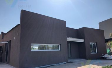 Casa de 174m2 con pileta en lote interno de una planta- San Ramon