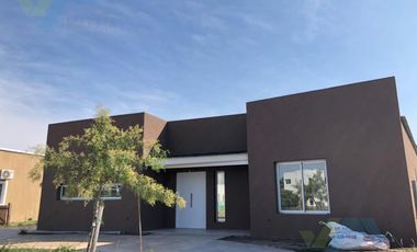 Casa de 174m2 con pileta en lote interno de una planta- San Ramon