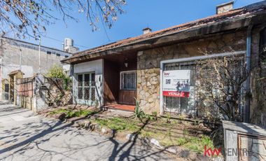 Casa 4 ambientes mas departamento a metros de Av. Rivadavia . Ciudadela