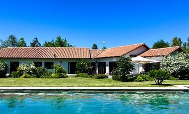 Casa En Venta En Requínoa (las Mercedes, Condominio) JARDÍN