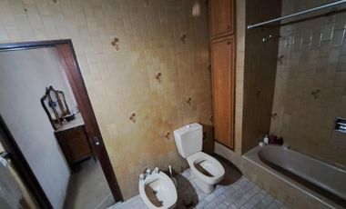 CASA EN 2 PLANTAS GELLY Y OBES AL 1300 V.SARMIENTO. 5 AMB. DOLARES 210.000 SUSANA QUINELLI NEGOCIOS INMOBILIARIOS.