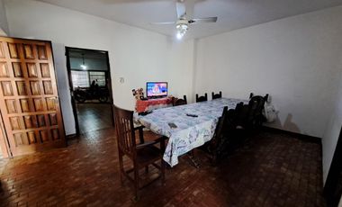 CASA EN 2 PLANTAS GELLY Y OBES AL 1300 V.SARMIENTO. 5 AMB. DOLARES 210.000 SUSANA QUINELLI NEGOCIOS INMOBILIARIOS.