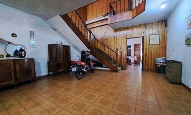 CASA EN 2 PLANTAS GELLY Y OBES AL 1300 V.SARMIENTO. 5 AMB. DOLARES 210.000 SUSANA QUINELLI NEGOCIOS INMOBILIARIOS.