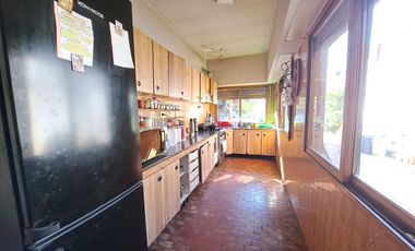 CASA EN 2 PLANTAS GELLY Y OBES AL 1300 V.SARMIENTO. 5 AMB. DOLARES 210.000 SUSANA QUINELLI NEGOCIOS INMOBILIARIOS.