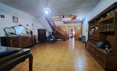 CASA EN 2 PLANTAS GELLY Y OBES AL 1300 V.SARMIENTO. 5 AMB. DOLARES 210.000 SUSANA QUINELLI NEGOCIOS INMOBILIARIOS.