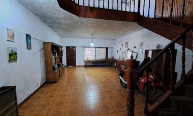 CASA EN 2 PLANTAS GELLY Y OBES AL 1300 V.SARMIENTO. 5 AMB. DOLARES 210.000 SUSANA QUINELLI NEGOCIOS INMOBILIARIOS.