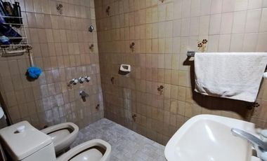 CASA EN 2 PLANTAS GELLY Y OBES AL 1300 V.SARMIENTO. 5 AMB. DOLARES 210.000 SUSANA QUINELLI NEGOCIOS INMOBILIARIOS.
