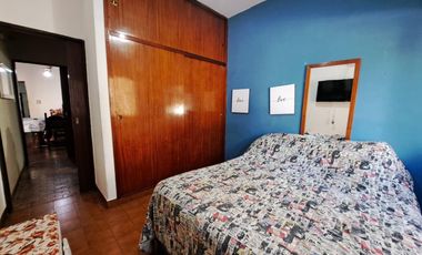CASA EN 2 PLANTAS GELLY Y OBES AL 1300 V.SARMIENTO. 5 AMB. DOLARES 210.000 SUSANA QUINELLI NEGOCIOS INMOBILIARIOS.