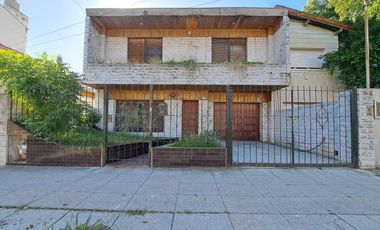CASA EN 2 PLANTAS GELLY Y OBES AL 1300 V.SARMIENTO. 5 AMB. DOLARES 210.000 SUSANA QUINELLI NEGOCIOS INMOBILIARIOS.