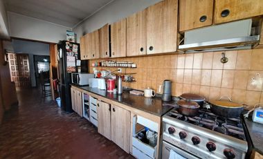 CASA EN 2 PLANTAS GELLY Y OBES AL 1300 V.SARMIENTO. 5 AMB. DOLARES 210.000 SUSANA QUINELLI NEGOCIOS INMOBILIARIOS.