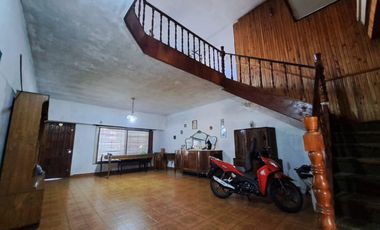 CASA EN 2 PLANTAS GELLY Y OBES AL 1300 V.SARMIENTO. 5 AMB. DOLARES 210.000 SUSANA QUINELLI NEGOCIOS INMOBILIARIOS.