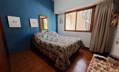 CASA EN 2 PLANTAS GELLY Y OBES AL 1300 V.SARMIENTO. 5 AMB. DOLARES 210.000 SUSANA QUINELLI NEGOCIOS INMOBILIARIOS.