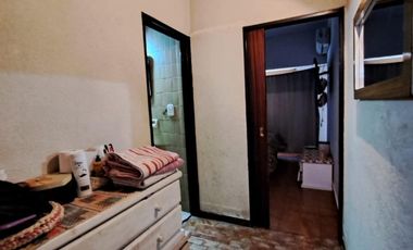 CASA EN 2 PLANTAS GELLY Y OBES AL 1300 V.SARMIENTO. 5 AMB. DOLARES 210.000 SUSANA QUINELLI NEGOCIOS INMOBILIARIOS.