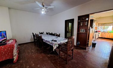 CASA EN 2 PLANTAS GELLY Y OBES AL 1300 V.SARMIENTO. 5 AMB. DOLARES 210.000 SUSANA QUINELLI NEGOCIOS INMOBILIARIOS.