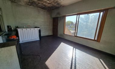 CASA EN 2 PLANTAS GELLY Y OBES AL 1300 V.SARMIENTO. 5 AMB. DOLARES 210.000 SUSANA QUINELLI NEGOCIOS INMOBILIARIOS.