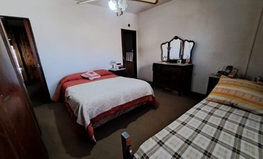 CASA EN 2 PLANTAS GELLY Y OBES AL 1300 V.SARMIENTO. 5 AMB. DOLARES 210.000 SUSANA QUINELLI NEGOCIOS INMOBILIARIOS.