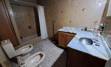 CASA EN 2 PLANTAS GELLY Y OBES AL 1300 V.SARMIENTO. 5 AMB. DOLARES 210.000 SUSANA QUINELLI NEGOCIOS INMOBILIARIOS.