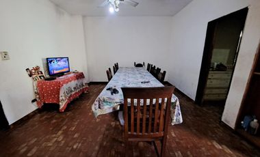 CASA EN 2 PLANTAS GELLY Y OBES AL 1300 V.SARMIENTO. 5 AMB. DOLARES 210.000 SUSANA QUINELLI NEGOCIOS INMOBILIARIOS.