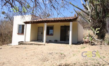 Casa en Venta en Oaxaca, Santa Maria Atzompa con potencial para adecuar un jardín