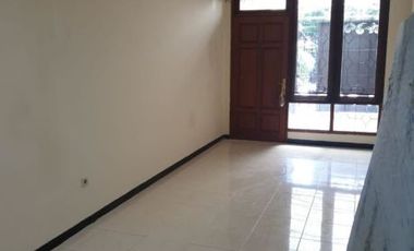 Rumah Dharmahusada Indah Utara STRATEGIS, BARU RENOV, SIAP HUNI
