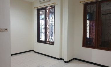Rumah Dharmahusada Indah Utara STRATEGIS, BARU RENOV, SIAP HUNI