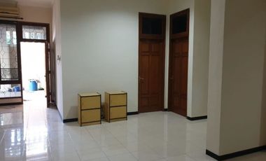 Rumah Dharmahusada Indah Utara STRATEGIS, BARU RENOV, SIAP HUNI