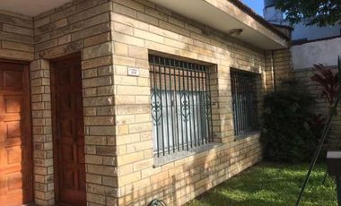 Hermoso chalet de estilo construido sobre amplio lote de 8,66 x 54,57